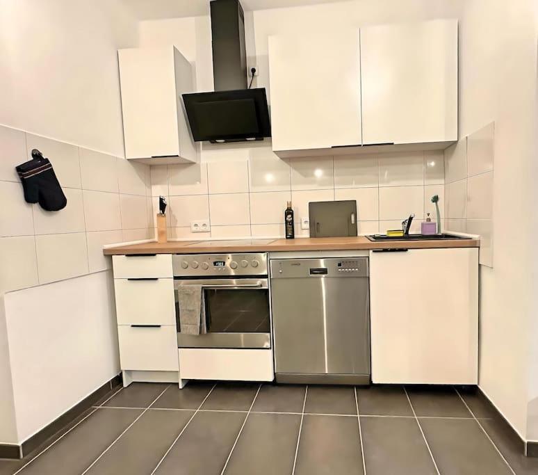 Urban & Chic: 2Bdr, Parkplatz Apartment Витен Екстериор снимка